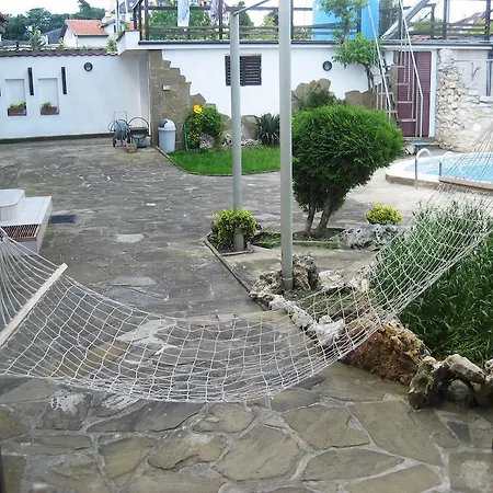 Yanina Guest house *